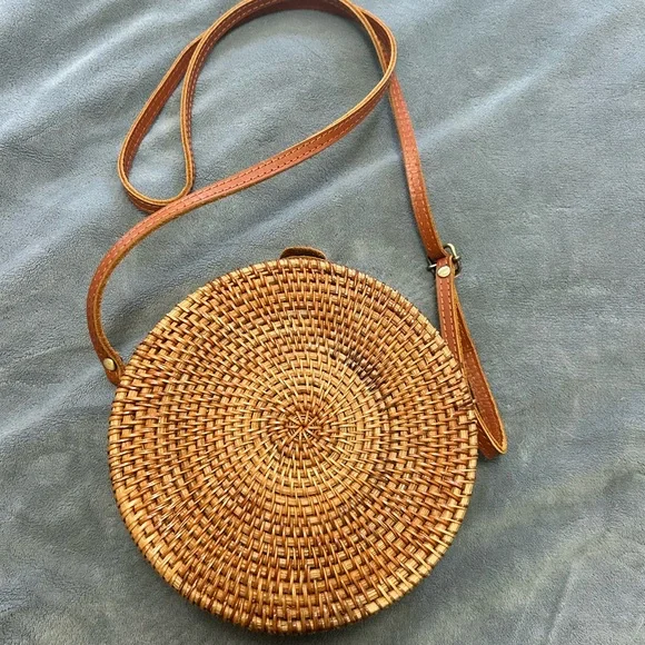 New Round Rattan Crossbody Bag 8" Woven Straw Purse White Striped Lining Pockets - Picture 6 of 7